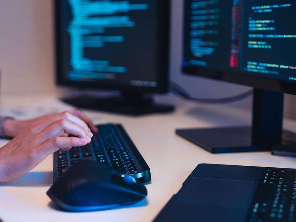 IT-Spezialist bei der Arbeit am PC; © iStock 2178849013