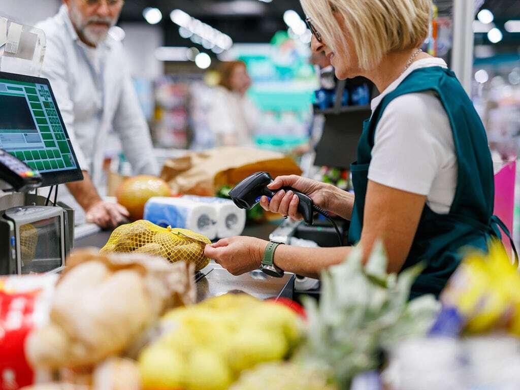 Frau an der Kasse im Kassierprozess eines Supermarkts; © iStock 2186872091