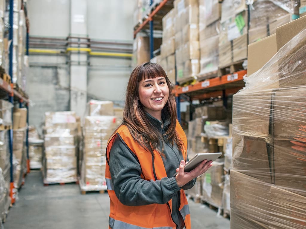 Frau bei der Arbeit im Logistiksektor; © iStock JulieanneBirch 613560020