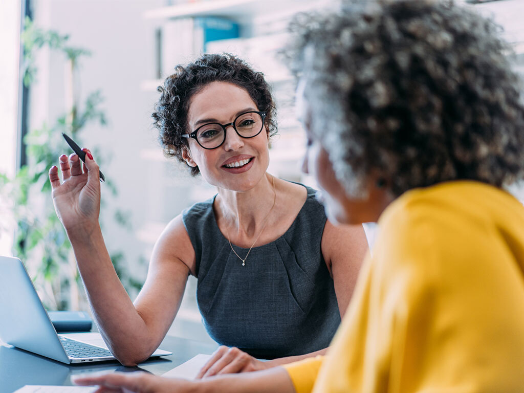Zwei Frauen bei einer Business-Unterhaltung; © iStock 2154608762
