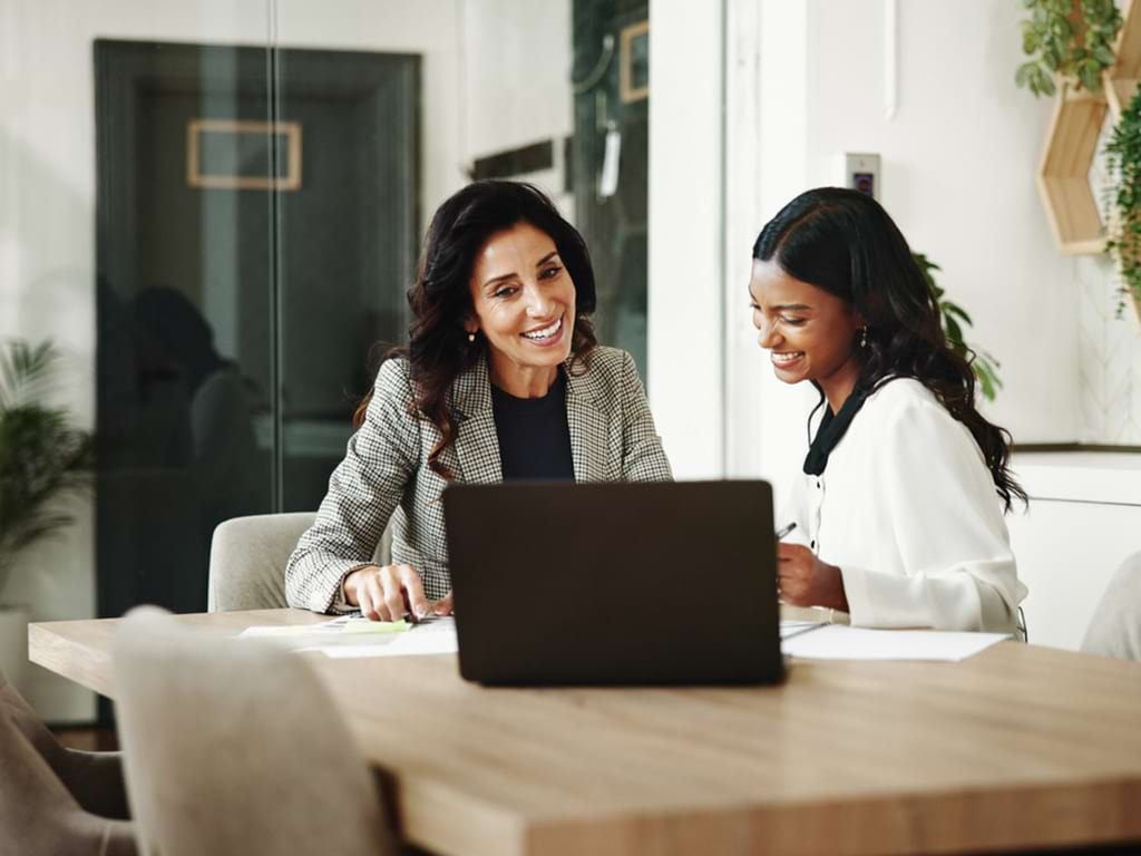 Zwei Frauen bei der HR-Arbeit im Büro; © iStock Jacob Wackerhausen 2204309551