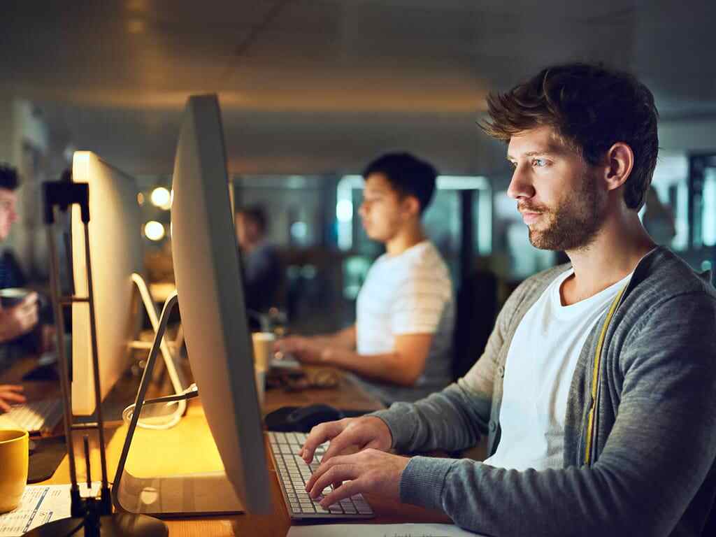 Personen bei der Auswahl einer Software am Büroarbeitsplatz