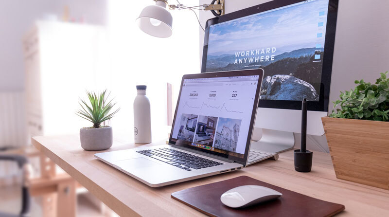Laptop und Desktop-PC hintereinander dekorativ aufgestellt