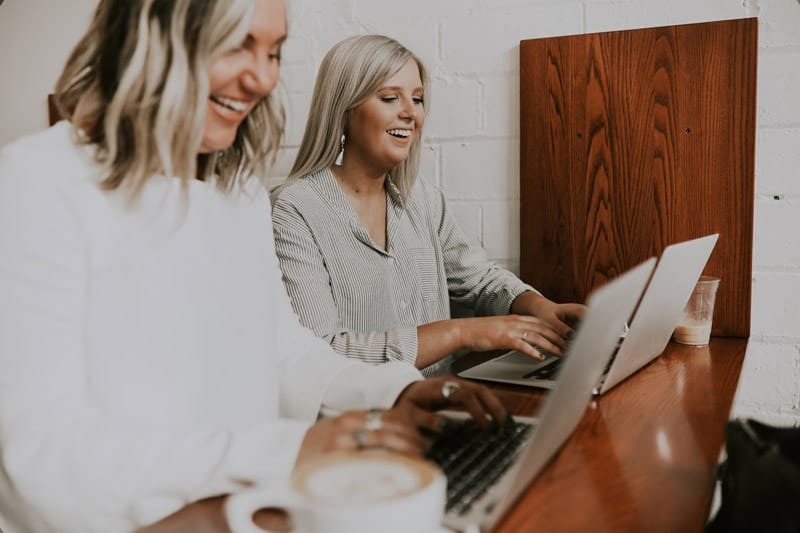 Zwei junge Frauen bei der Arbeit an einem Laptop