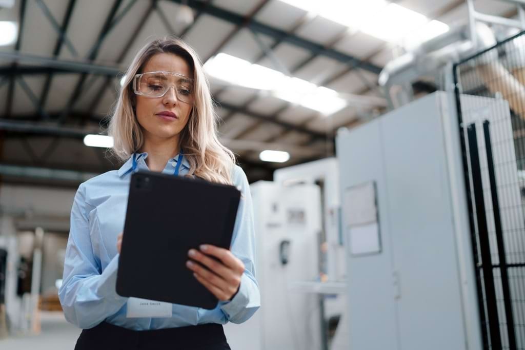 Managerin in einer modernen Industriefabrik