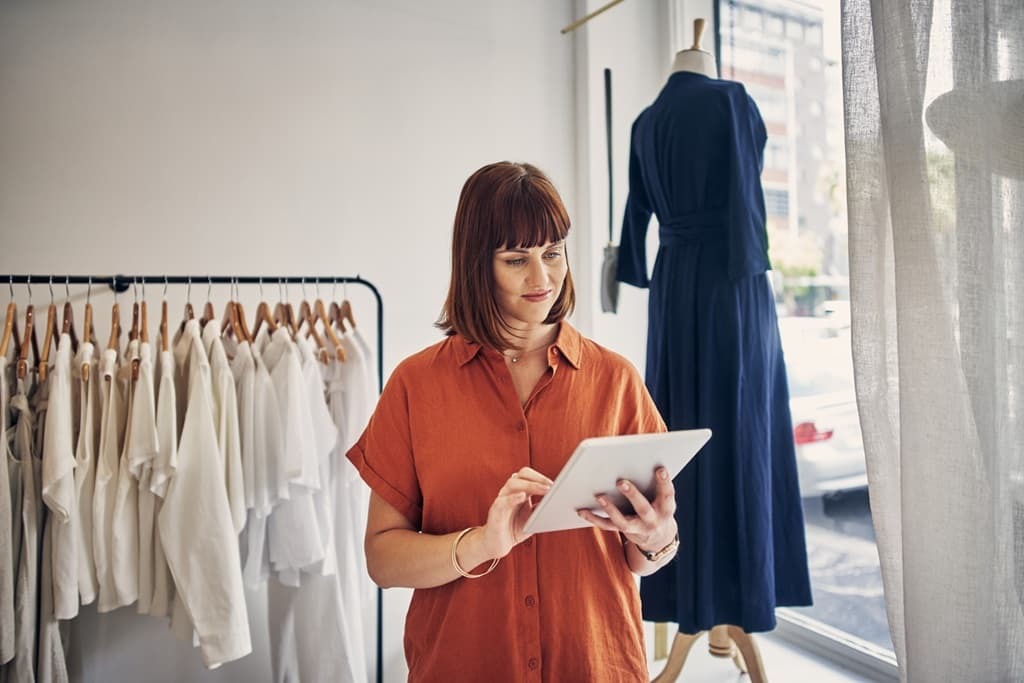 Employee with tablet in omnichannel retail