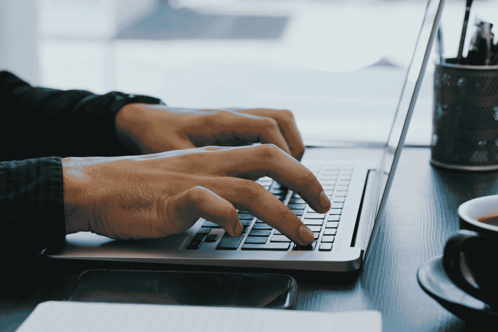 Personalverantwortlicher am Computer Delmaine Donson 1314873771