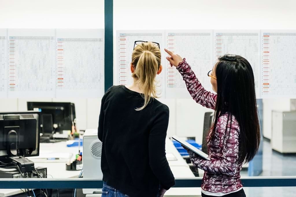 Operations Managerin, die Daten mit Kollegin untersucht