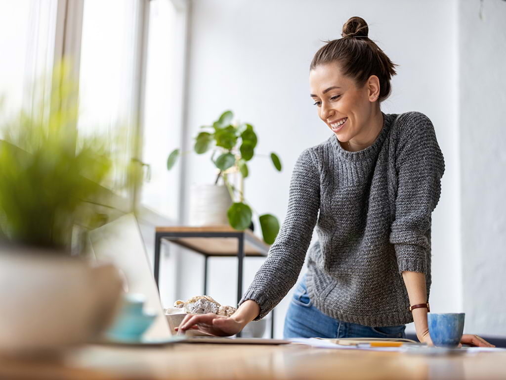Junge Frau bei der Arbeit in einer modernen Umgebung; © iStock 1299941697 PIKSEL