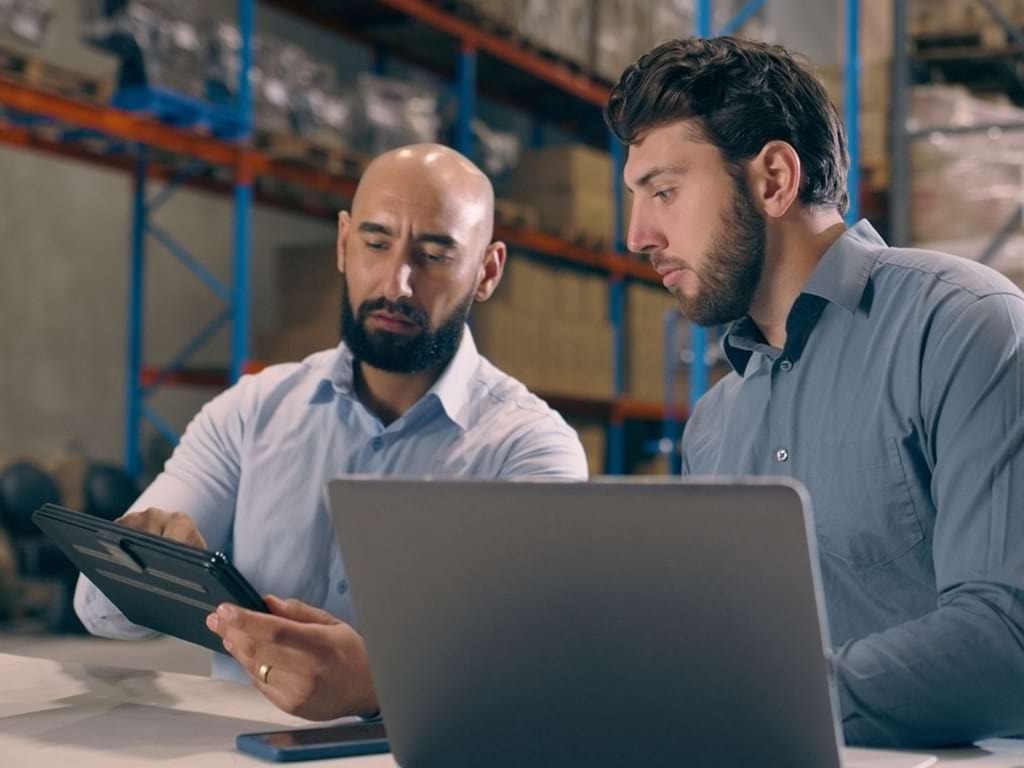 Zwei Mitarbeiter bei der Planung in einem Logistikunternehmen; © iStock 1690431004 Sean Anthony Eddy