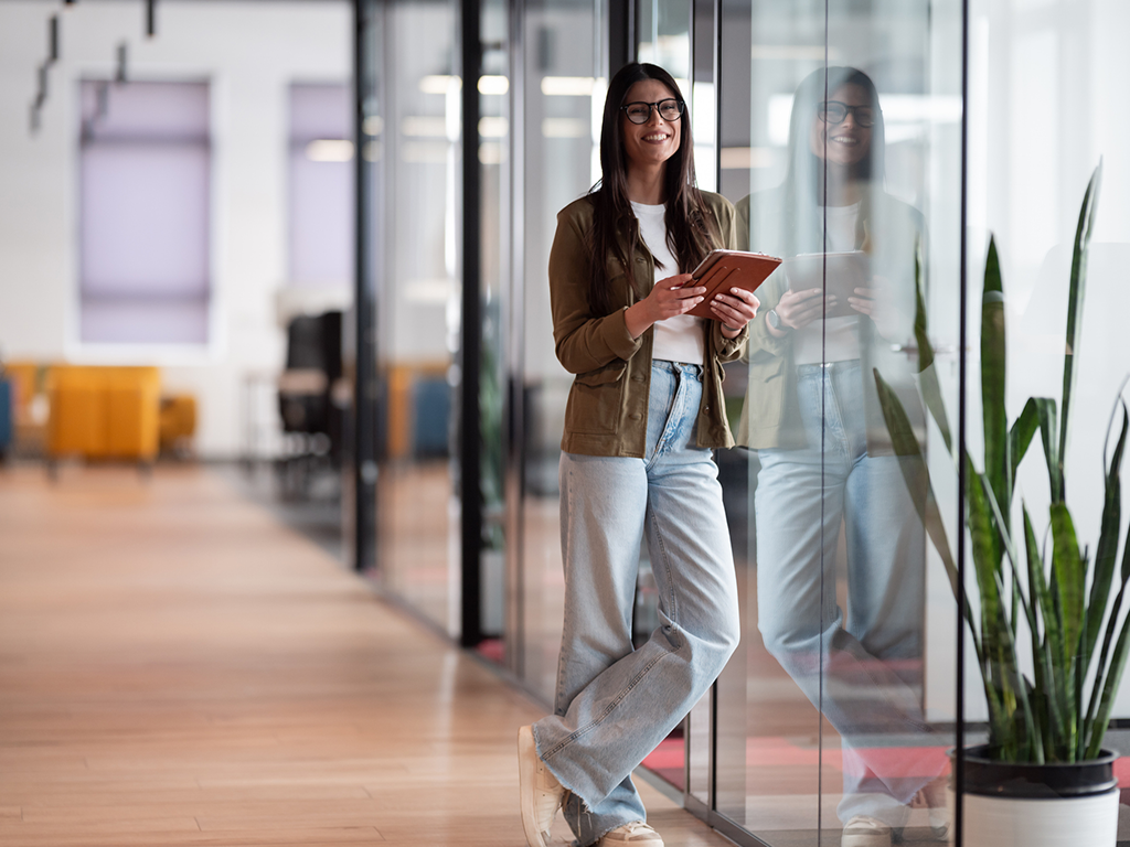 Frau in einem modernen Office bei der Arbeit; © iStock .shock 2207242490