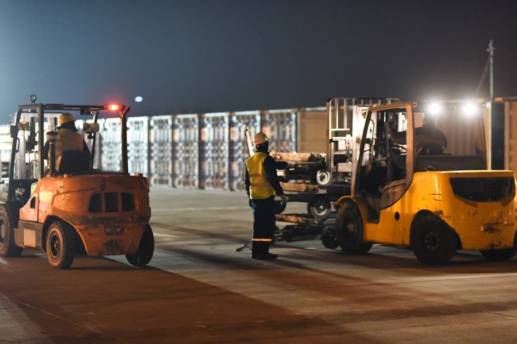 Gabelstaplerfahrer in der Nachtschicht