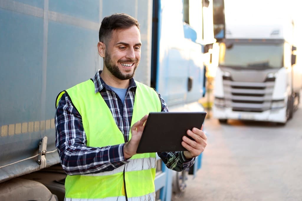 LKW-Fahrer mit Tablet, © iStock | GoodLifeStudio