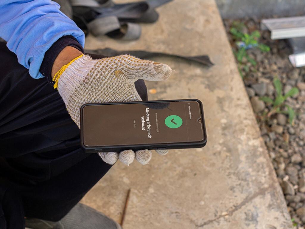 Baustellenmitarbeiter mit der GFOS Terminal App