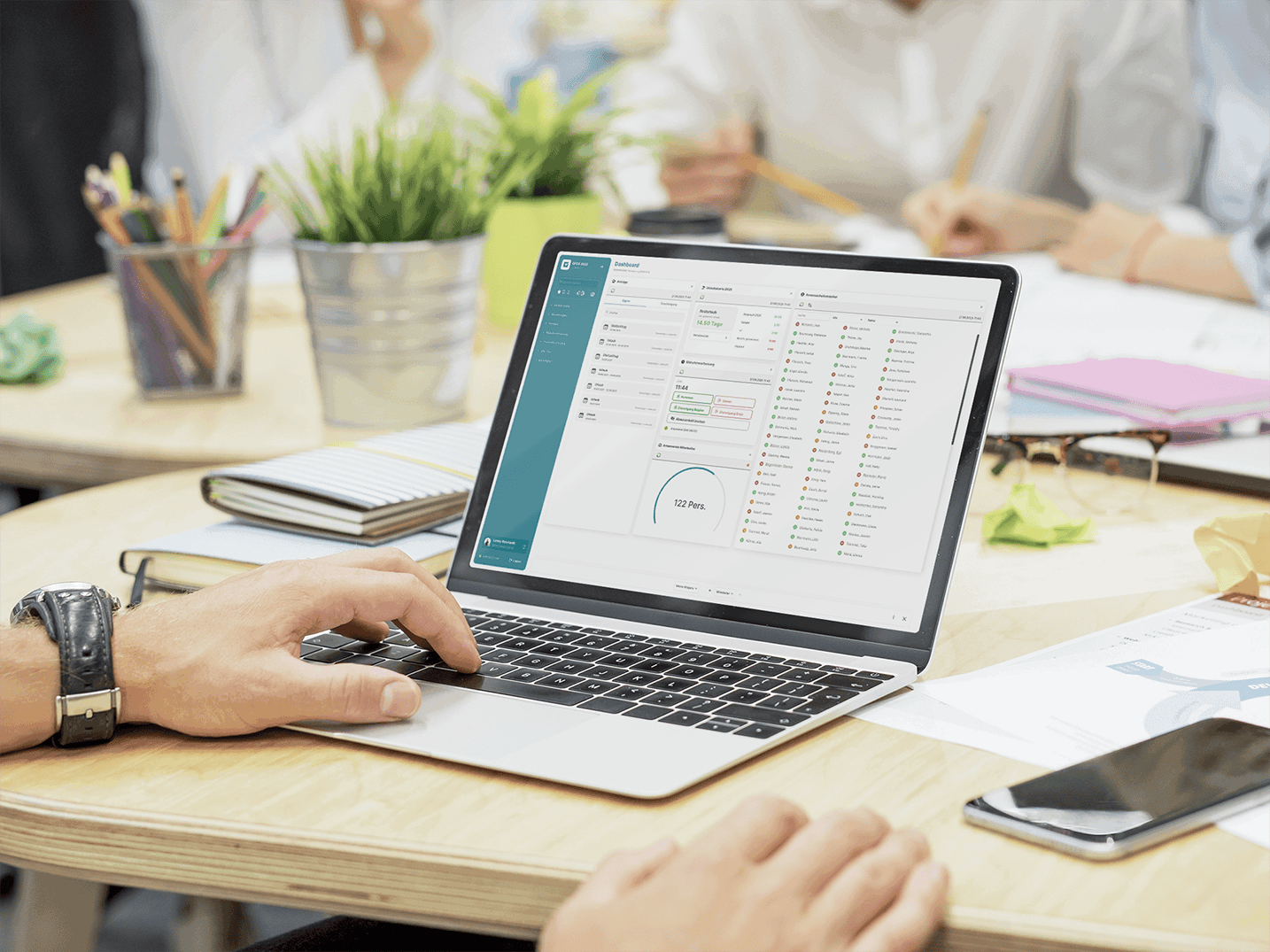 GFOS HR-Dashboard auf einem Laptop in einer modernen Office-Umgebung