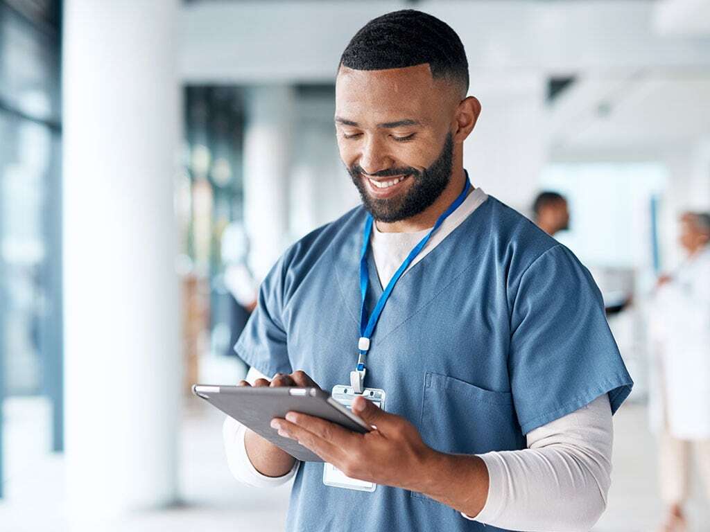 Gesundheitsfachkraft im Gang eines Krankenhauses; © iStock 1468678633