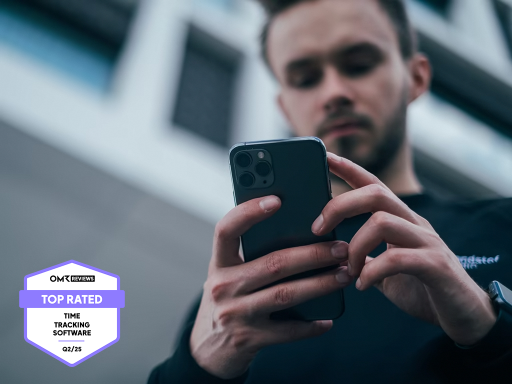 Man holding his phone using the top rated time tracking app by GFOS